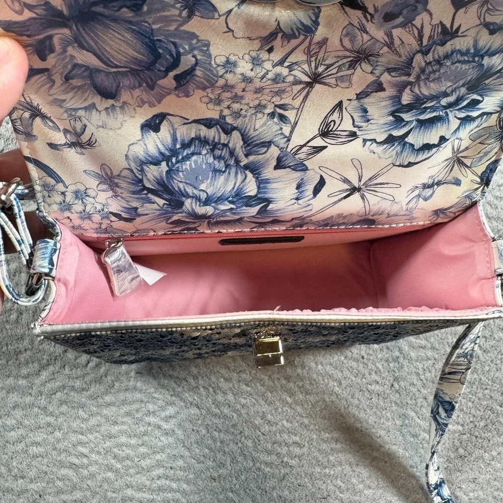 Betsey Johnson Kitsch Toile Pearl Blue and White Floral Phone Handbag Wireless - Picture 4 of 9